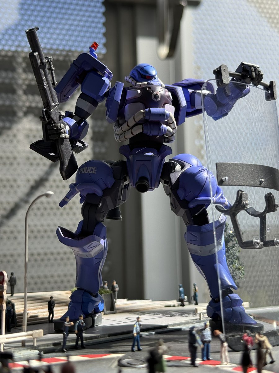 haganearms's tweet photo. 軍警ザクのジオラマ完成しました。ジークアクス第4話「魔女の戦争」冒頭、地位協定反対デモをイメージして政府施設前で暴動寸前の空気感を狙ってみました。 https://t.co/LhrjNuYqYW