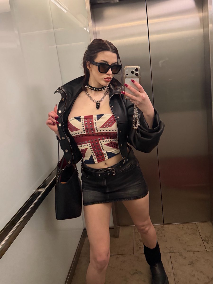 Mistress Karina tweet media