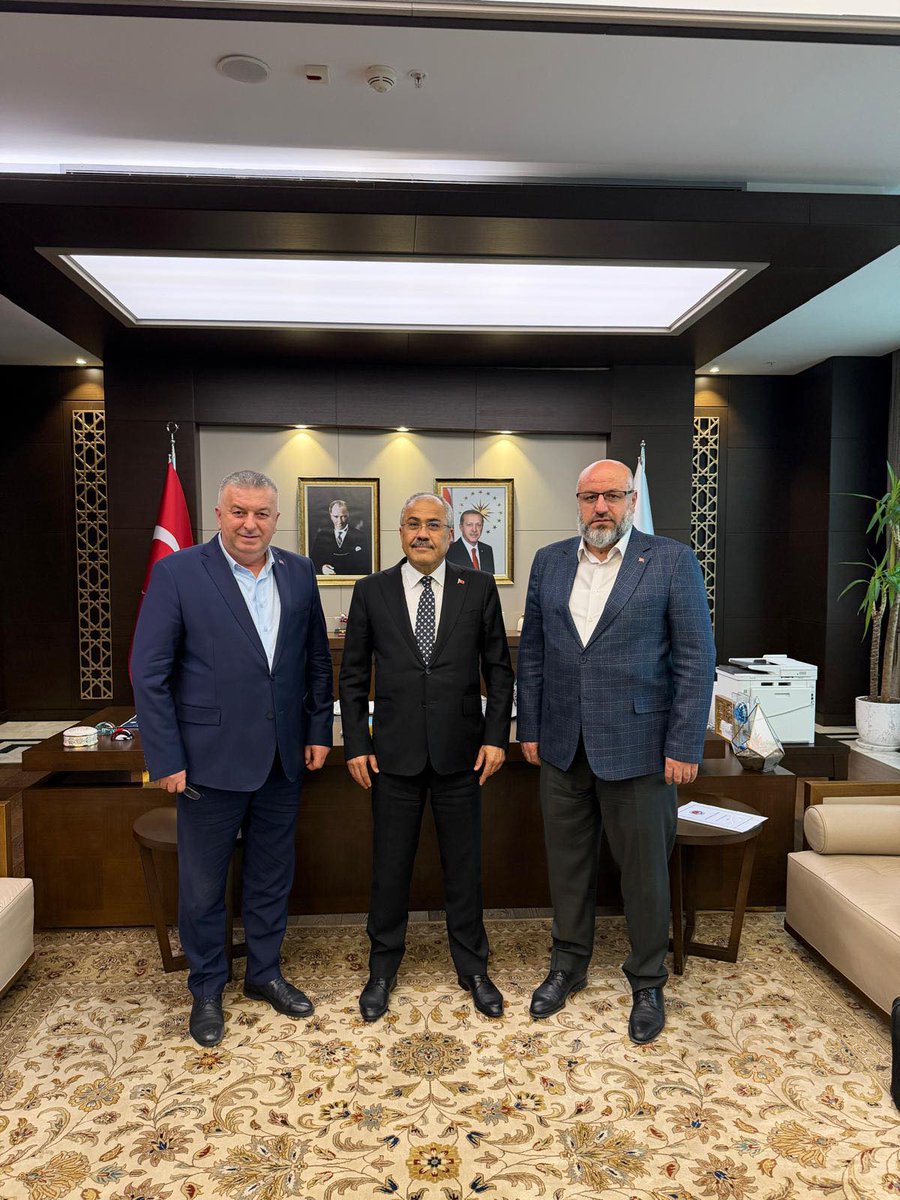 tes_is1963's tweet photo. EPDK BAŞKANI MUSTAFA YILMAZ'A ZİYARET

Genel Başkanımız İrfan KABALOĞLU ve Genel Başkan Yardımcımız Hüseyin ÖZİL, Enerji Piyasası Düzenleme Kurumu Başkanı Mustafa YILMAZ’ı makamında ziyaret ettiler. Ziyarette; çalışma hayatının genel sorunları ile elektrik dağıtım, doğal gaz dağıtım ve elektrik üretim sektörlerindeki güncel gelişmeler, enerji piyasaları, OPEX bütçeleri, üyelerimizin ücret ve çalışma koşullarını ilgilendiren konular hakkında karşılıklı istişarelerde bulunuldu.

Üyelerimizin alım gücünün korunması, nitelikli personel istihdamının sürdürülebilmesi, iş barışı, iş sağlığı ve güvenliği ile hizmet kalitesinin korunması çerçevesinde talep ve önerilerimizi içeren dosya Sayın YILMAZ'a takdim edildi.

Taleplerimizin değerlendirileceğini ifade eden EPDK Başkanı Sayın Mustafa YILMAZ'a nazik ev sahipliği ve yapıcı yaklaşımları dolayısıyla teşekkür ederiz.