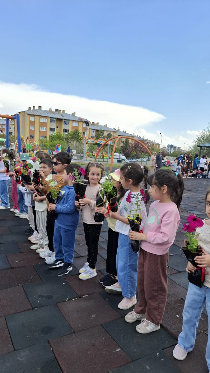 12BMSD's tweet photo. Bingöl Memleket Sevdalıları Derneğimizin Kadın Komisyon Başkanı Sayın Filiz Başbuğ’un öncülüğünde, Karşıyaka Kız Mesleki ve Teknik Anadolu Lisesi öğretmenleri ve kıymetli öğrencilerimizin katılımıyla Anneler Günü dolayısıyla anlamlı bir piknik etkinliği düzenlendi.

Birlik, dayanışma ve sevginin en güzel örneklerinden birinin yaşandığı bu özel organizasyonda emeği geçen herkese gönülden teşekkür ediyoruz.

Annelerimizin değerini bir kez daha hissettiğimiz bu güzel günde katkı sunan tüm öğretmenlerimize, öğrencilerimize ve destek veren herkese şükranlarımızı sunarız. 

📍 Bingöl Memleket Sevdalıları Derneği
Kadın Komisyon Başkanlığı
@_cevdetyilmaz @celikcahit @MusaApuhan @Osmantopluk2 @hulusifenkli @CengizBakrc @adnanbecene @babacan_yadin @turanbtemur @Orhanbayantemur @albanst12 @YararlAhmet @Sleyman11914395 @Ramazan120634