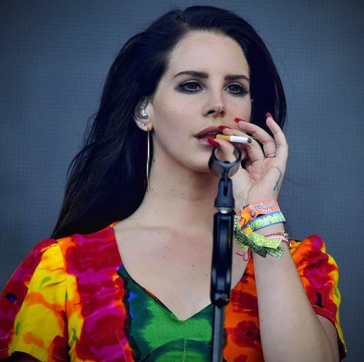 hourly lana` tweet media