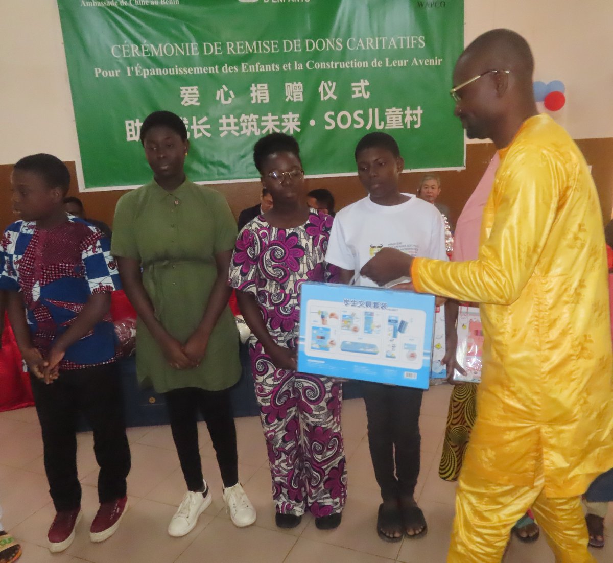 SOSBENIN's tweet photo. WAPCO Bénin et l’Ambassade de Chine soutiennent les enfants paris en charge par SOS Villages d’Enfants au Bénin ❤️📚⚽

Un geste de solidarité fort dans le cadre de la campagne « Cœurs solidaires, enfants rayonnants ».

Lire l’article 👇
 https://t.co/EPpDc4qqEZ https://t.co/r2Hyu9n2u4