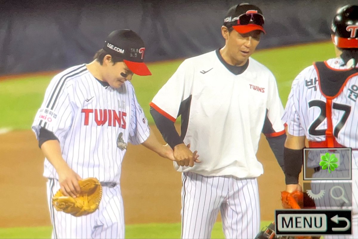 no1uckyu's tweet photo. 야구장 술래잡기 사건.. #임찬규 
광삼코치님 올라오시기도 전부터 마운드 뒤로 도망갔음 ㅋㅋㅋㅠㅠ https://t.co/qjwwwCtQCE