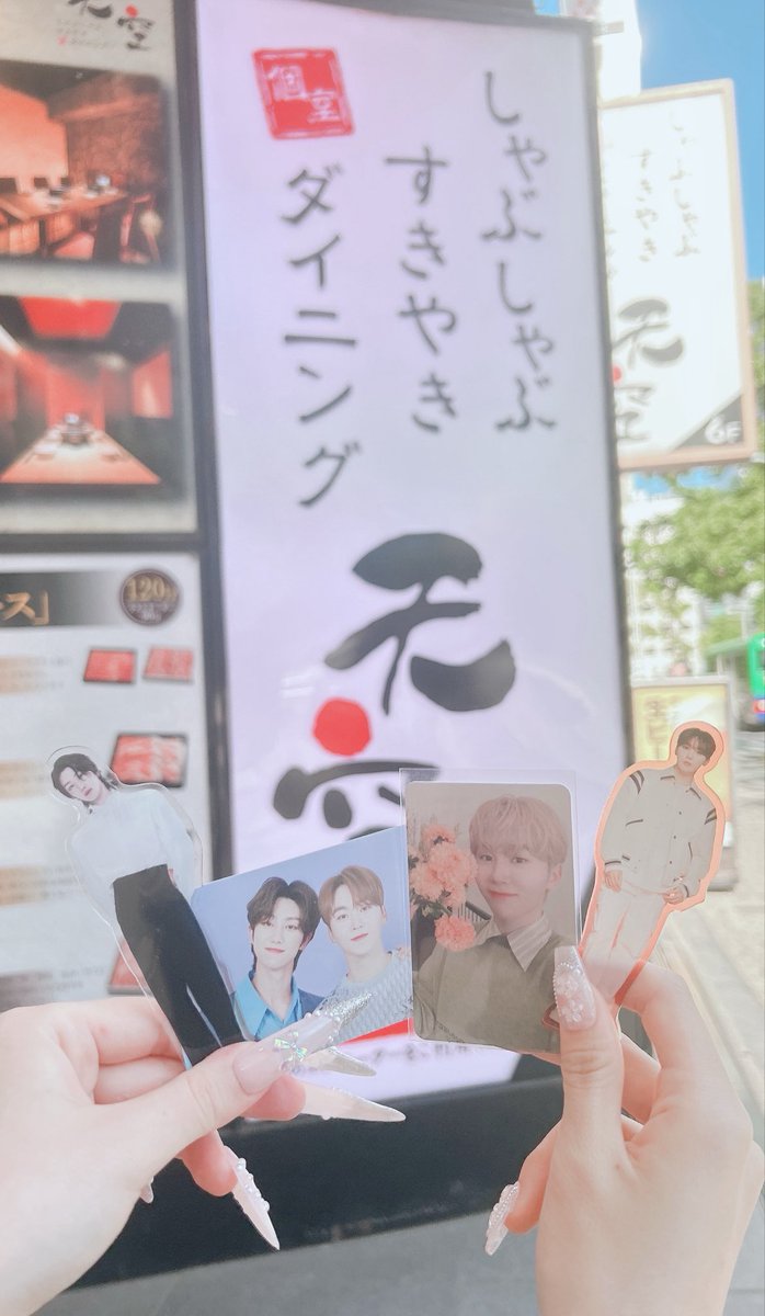 svtsvtkk's tweet photo. お友達とスングァンちゃんが行ったしゃぶしゃぶへ🍊

店員さんが🍊ちゃんが注文したメニューや座ったお席を教えてくださり、撮影許可もしてくださいました🌸

🍊注文メニュー🔽
・しゃぶしゃぶ(昆布だし/火鍋)
・月コース

スングァンちゃんのお席は撮影スポットになっているのでお食事はできません🙅‍♀️ https://t.co/2vxHLpmIB7