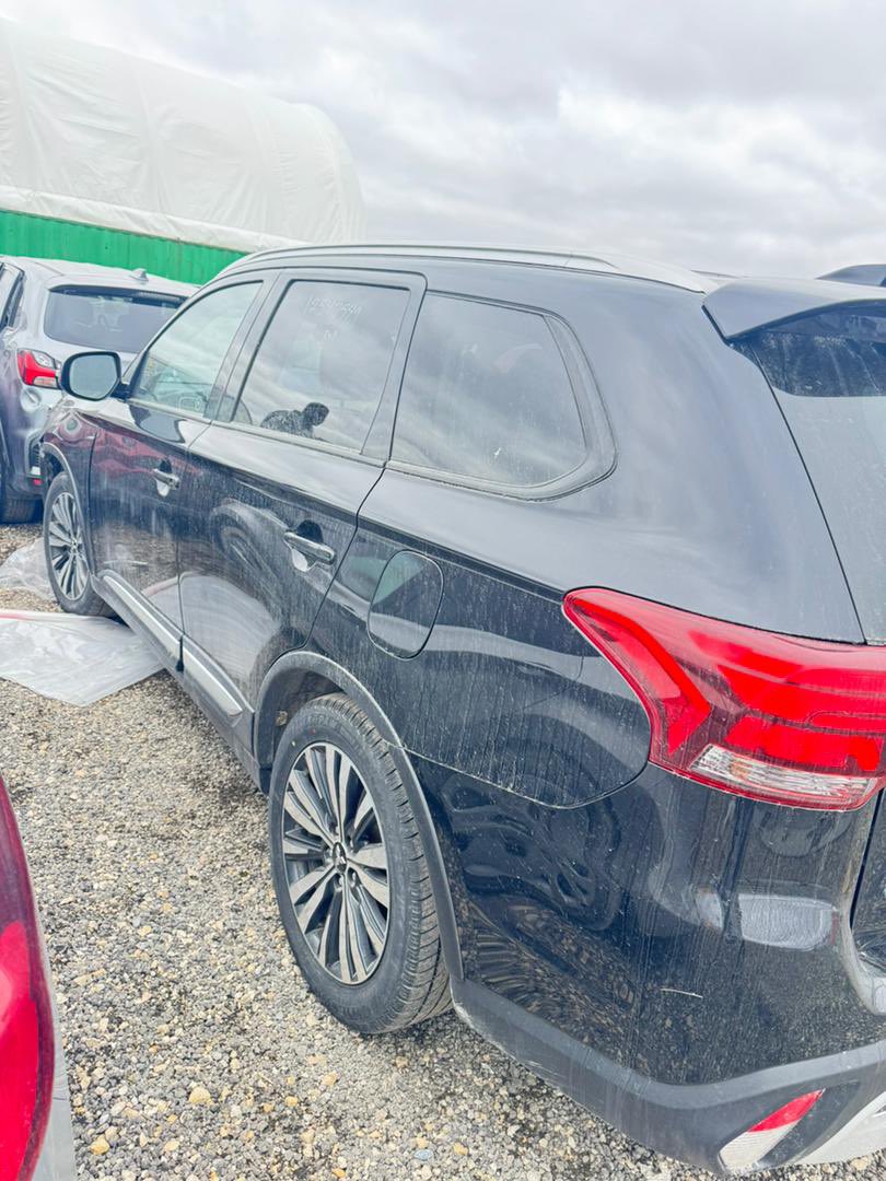 quame_age's tweet photo. 2020 Mitsubishi Outlander ES
Push-button start 
Keyless entry 
7-seater 
8-inch touchscreen display
135k miles 
Airbags intact
Run and Drive

115,000 cedis including shipping cost.

Needs complete front bumper change and that’s all.

Repost wide https://t.co/J8KWk6tbVF