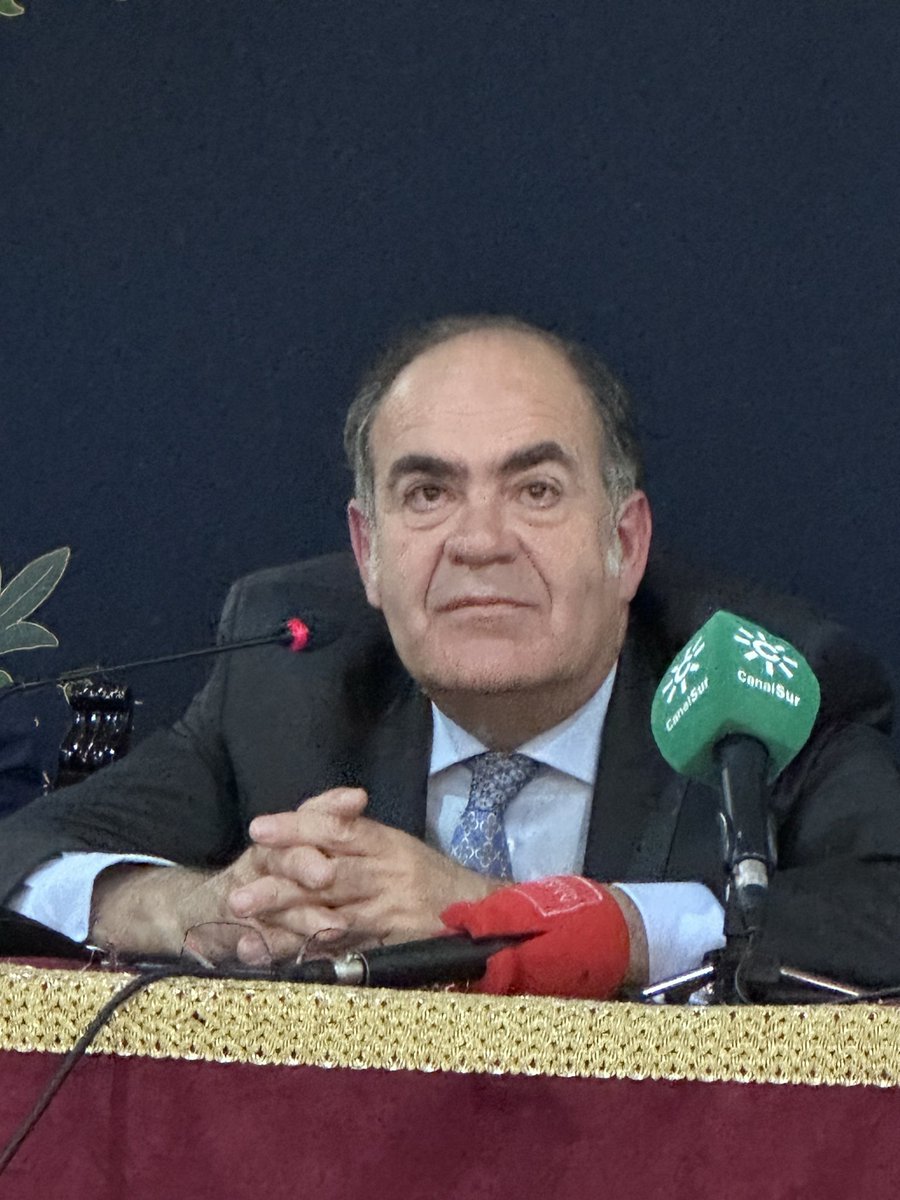 elllamadorcsr's tweet photo. Carlos López Bravo estaría dispuesto a cambiar la carrera oficial de la Semana Santa de Sevilla y a estudiar la
limitación del número de nazarenos @ElConsejoSev https://t.co/ZTXQ34pEcA