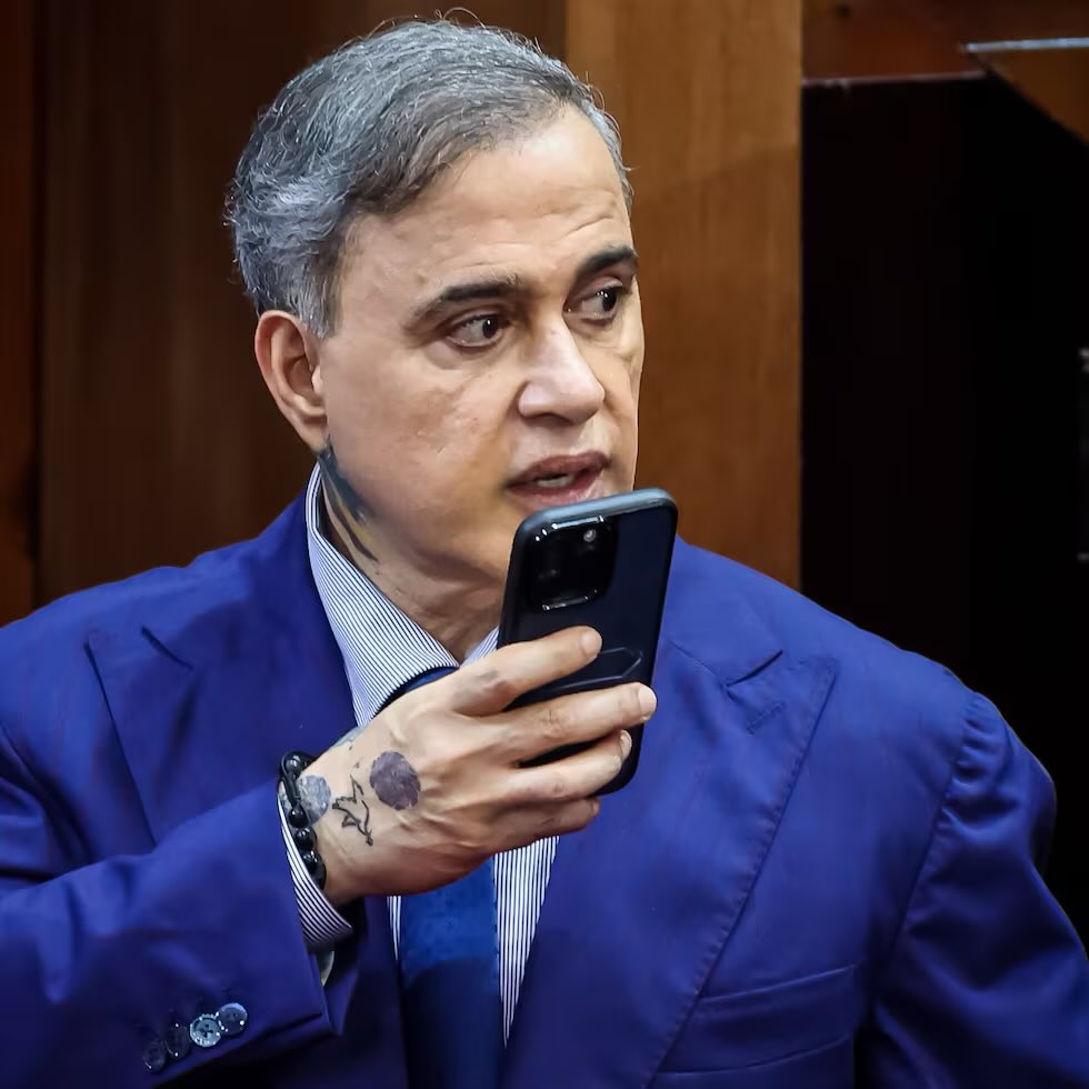 CONFIRMADO

Tarek William Saab no ha salido del Fuerte Tiuna desde el 10 de mayo. 

Fue trasladado a una casa dentro del complejo y se le ha ordenado permanecer allí por el momento. La casa está custodiada por funcionarios del SEBIN.

La investigación contra Tarek William Saab la