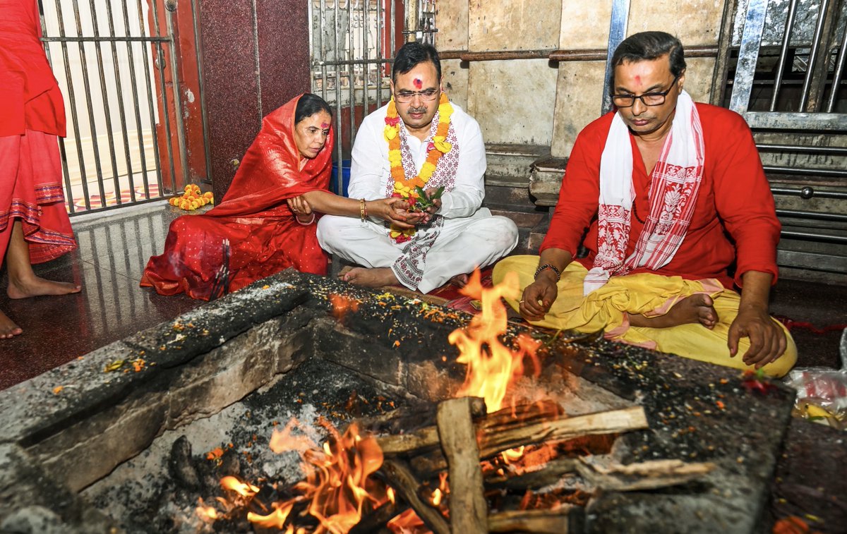 BhajanlalBjp's tweet photo. आज शक्ति स्वरूपा, जगत जननी माँ कामाख्या देवी के मंदिर में पूजा-अर्चना कर आशीर्वाद प्राप्त किया। माँ के दर्शन मात्र से ही मन में अपार शांति और नई ऊर्जा का संचार हुआ है।

इस पावन अवसर पर माँ कामाख्या से समस्त प्रदेशवासियों की सुख-समृद्धि, उत्तम स्वास्थ्य और राजस्थान की निरंतर उन्नति व खुशहाली की मंगल कामना की।

माँ का आशीर्वाद हम सभी पर सदैव बना रहे।

जय माँ कामाख्या!
