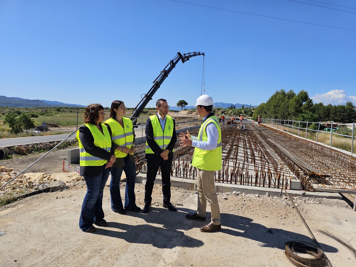Dipta_cat's tweet photo. 🏗️Avancen els treballs d’eixamplament del pont sobre el riu Sec en el marc de la millora de la T-324 entre #Benissanet i #MóradEbre. Aquest matí la diputada d’Infraestructures del Territori, @irccid ha visitat l'estat d'aquest projecte de #CarreteresDipta
https://t.co/YZryxLIHbp https://t.co/gMnJv4iV1n
