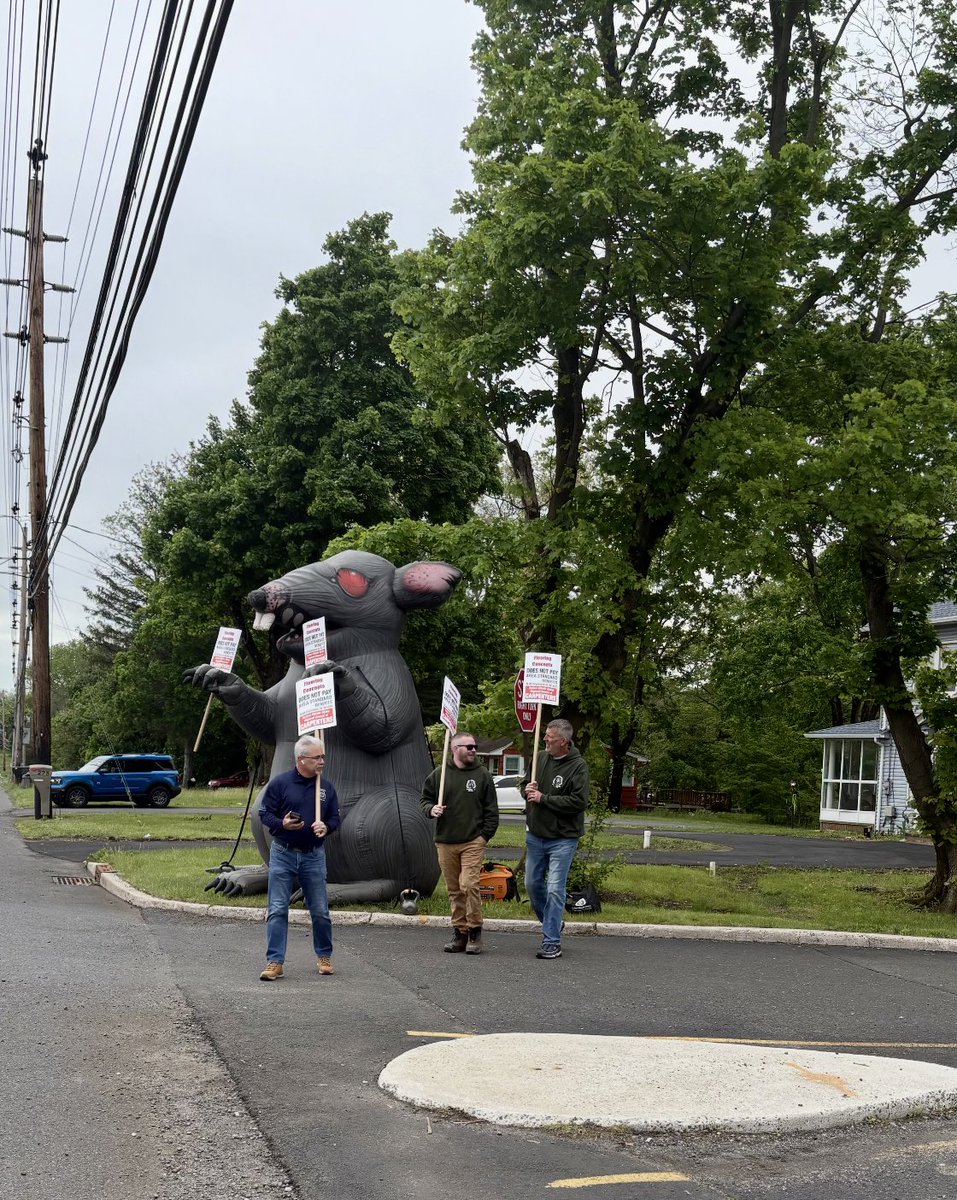 EASCarpenters's tweet photo. Flooring Concepts failed to pay worker benefits, so Local 251 stood the line to demand accountability.

#Floorlayers #UnionFloorlayers #UnionStrong #UnionPride #PicketLine #WorkerBenefits https://t.co/UoRH7ShsBA
