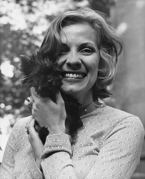 iShowTunes's tweet photo. American Actress @BettyBuckley, with her Yorkshire Terrier "Maggie," at the #PrinceOfWalesTheatre in London, where she was Starring in the #BurtBacharach/#HalDavid #Musical, #PromisesPromises, September 3, 1969. https://t.co/pEra9GMKdS
