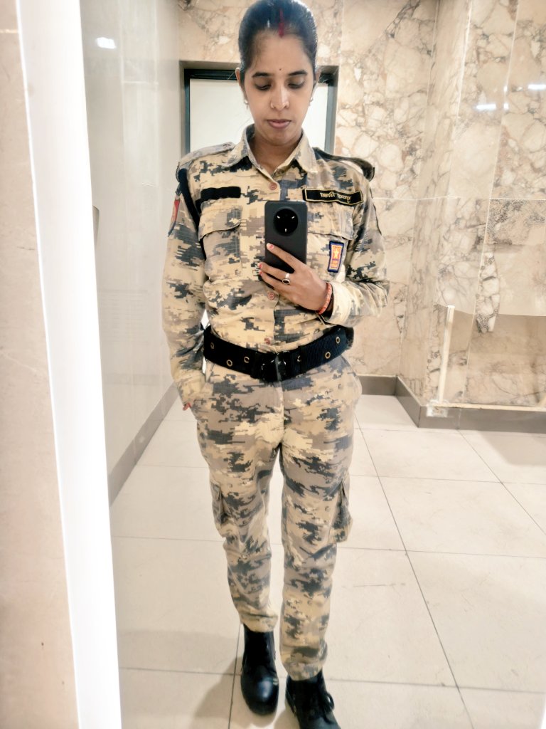CopPushpa's tweet photo. मुर्दे को पुण्य समझ कर कंधा देने वाले लोग , 
जिंदा इंसान को सहारा देना पाप समझते है... ❣️🌻
#uppolice https://t.co/PhscLh2Fkn