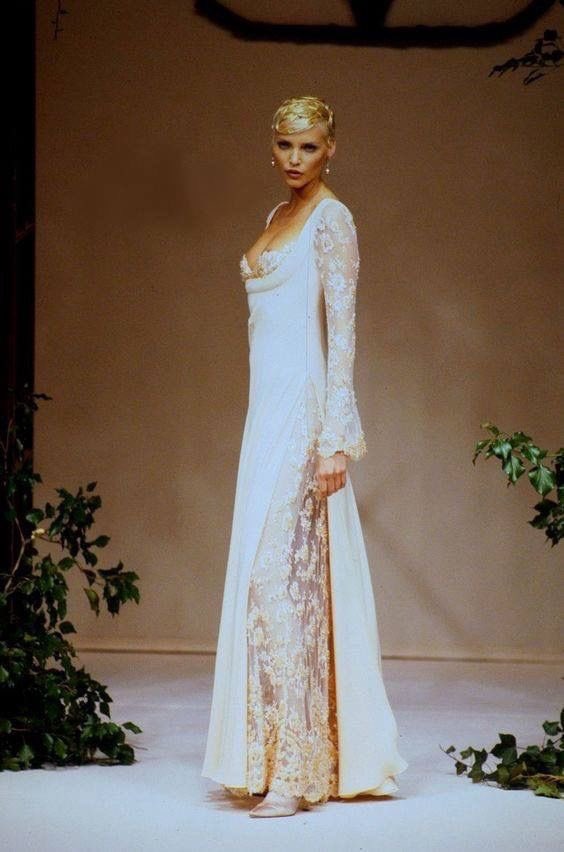 DvilCouture's tweet photo. Valentino Spring Sumner 1894 Couture https://t.co/jLEotU4Aks