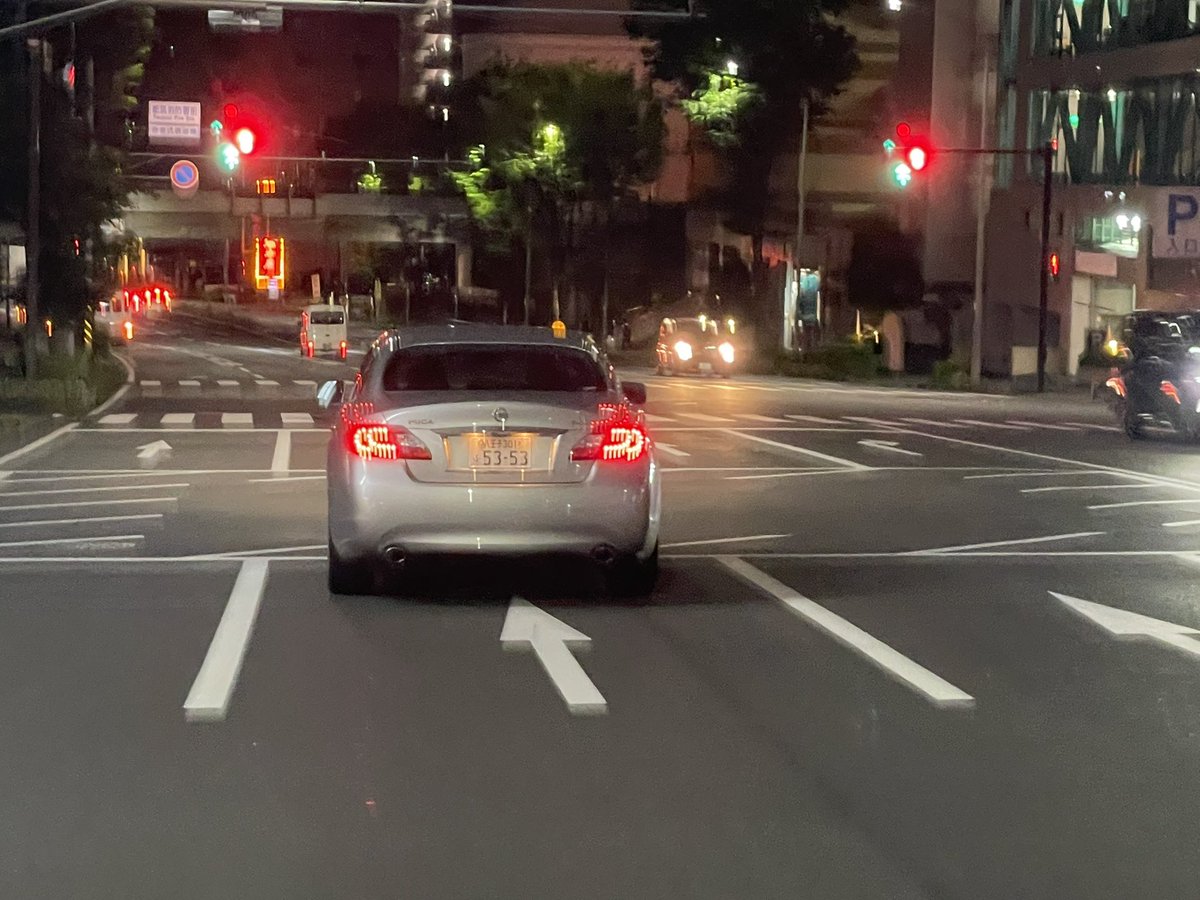 1019_shotaro's tweet photo. 子ども連れて横断歩道渡ってる時、すごい勢いでで右折してきて、あと数センチで轢かれるとこやった。
赤で止まってるところ追いかけて行って、“危ないやろ、どこ見とんね”って言ったら、謝りもせず“轢いてないから関係ない”とかほざきだした。
キモすぎ。
���んなやつ免許持つ資格ないやろ。
#危険運転 https://t.co/QcTDXU2JPS