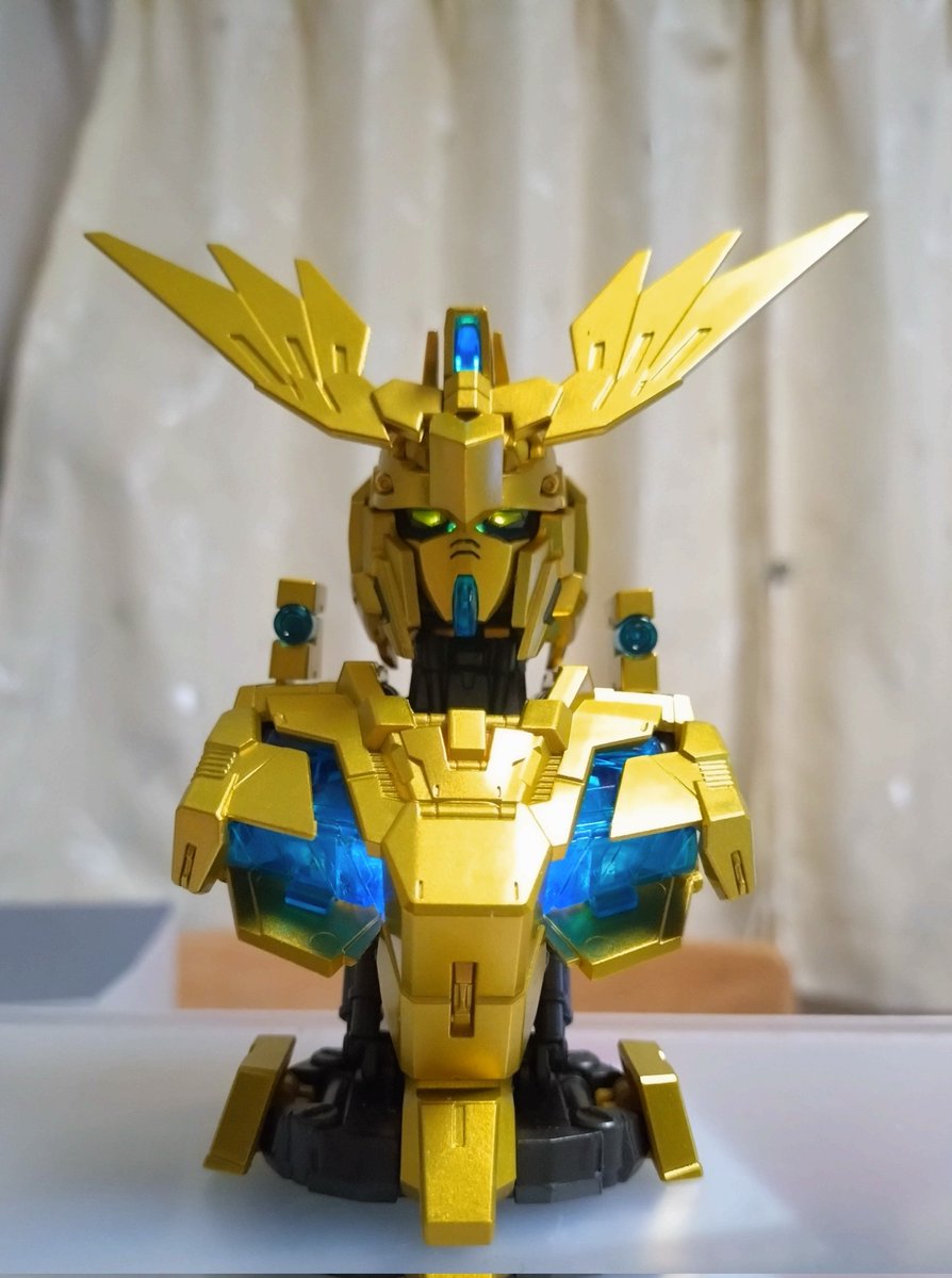 imerulll's tweet photo. メカニカルバスト フェネクス

顎パーツに光が届くよう鼻筋にクリアランナーを加工してつけました。
　
胸部サイコフレームの光が横に届くよう
ルミナスユニットを5ミリ前に内部メカを加工　
内部メカ、サイコフレーム加工クリアランナーブルー、透明を取り付け

頭部ルミナスは加工して逆さに取付 https://t.co/0iNVHmd9hj