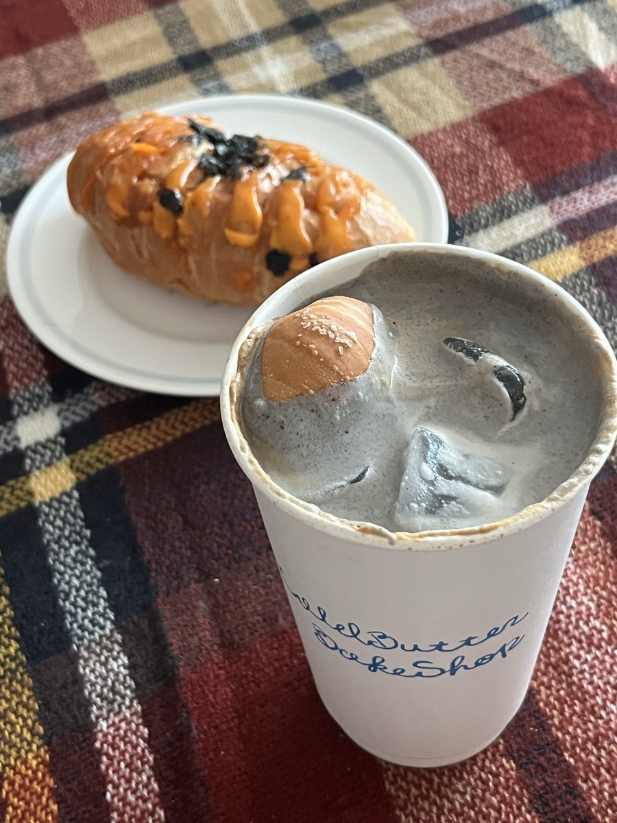 unvertververs's tweet photo. 콜드버터베이크샵 흑임자크림라떼 엄청맛있군아... 흑임자라떼라는건 정말 맛있는거였군.. https://t.co/qqH0qLploN