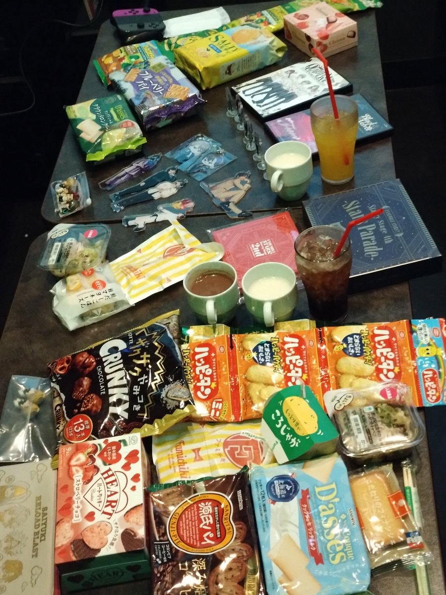 nae0003's tweet photo. まこと鑑賞会✨
あんスタ円盤や色んな動画一緒に観て‥知らなかった界隈も教えてもらって久しぶりのおしゃべりも出来て楽しかった〜😊 https://t.co/JZ7BDXFhOd