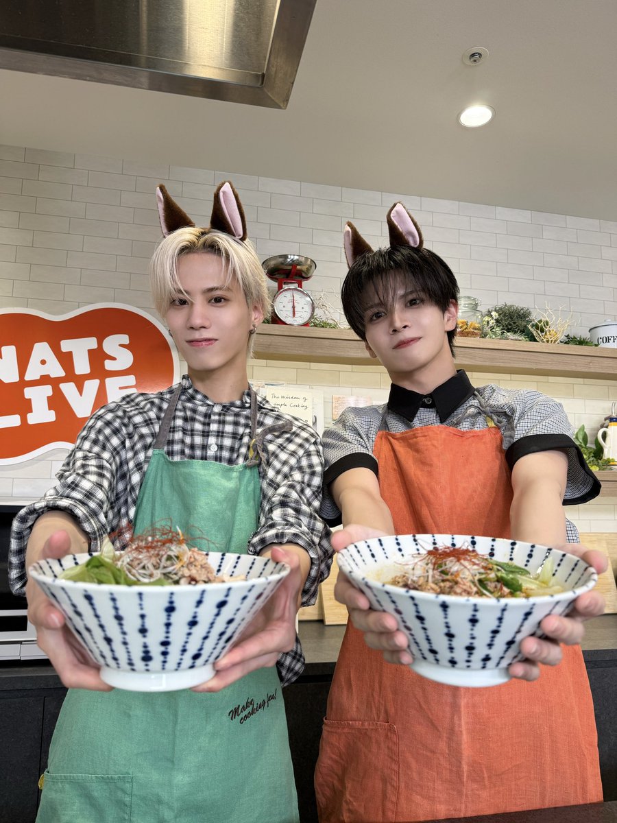 OCTPATHofficial's tweet photo. 📱#NATSLIVE『OCTPATH Transform Diner』

#OCTPATH より
#栗田航兵 と #小堀柊 が出演させていただきました🐙🧡🩵

しゅーくりーむコンビが作ったのは
「OCTPATH担々麺」🐙🍜
野菜が苦手な小堀もチンゲン菜に初トライ🥬🤫

ご視聴いただいたみなさまありがとうございました！

そして…
今回から月1のレギュラー配信が決定！！
OCTPATHのメンバーが、タコを使って定番料理を変幻自在にアレンジするレシピに挑戦します🐙✨

次回は6/9(火)20:00〜
#古瀬直輝 と #高橋わたる が出演！
お楽しみに🧑‍🍳

@NATSLIVE_app

#OCTPATH_まっすぐなまま
#OCTPATH_なつめき
#OCTPATH_GoTo5th