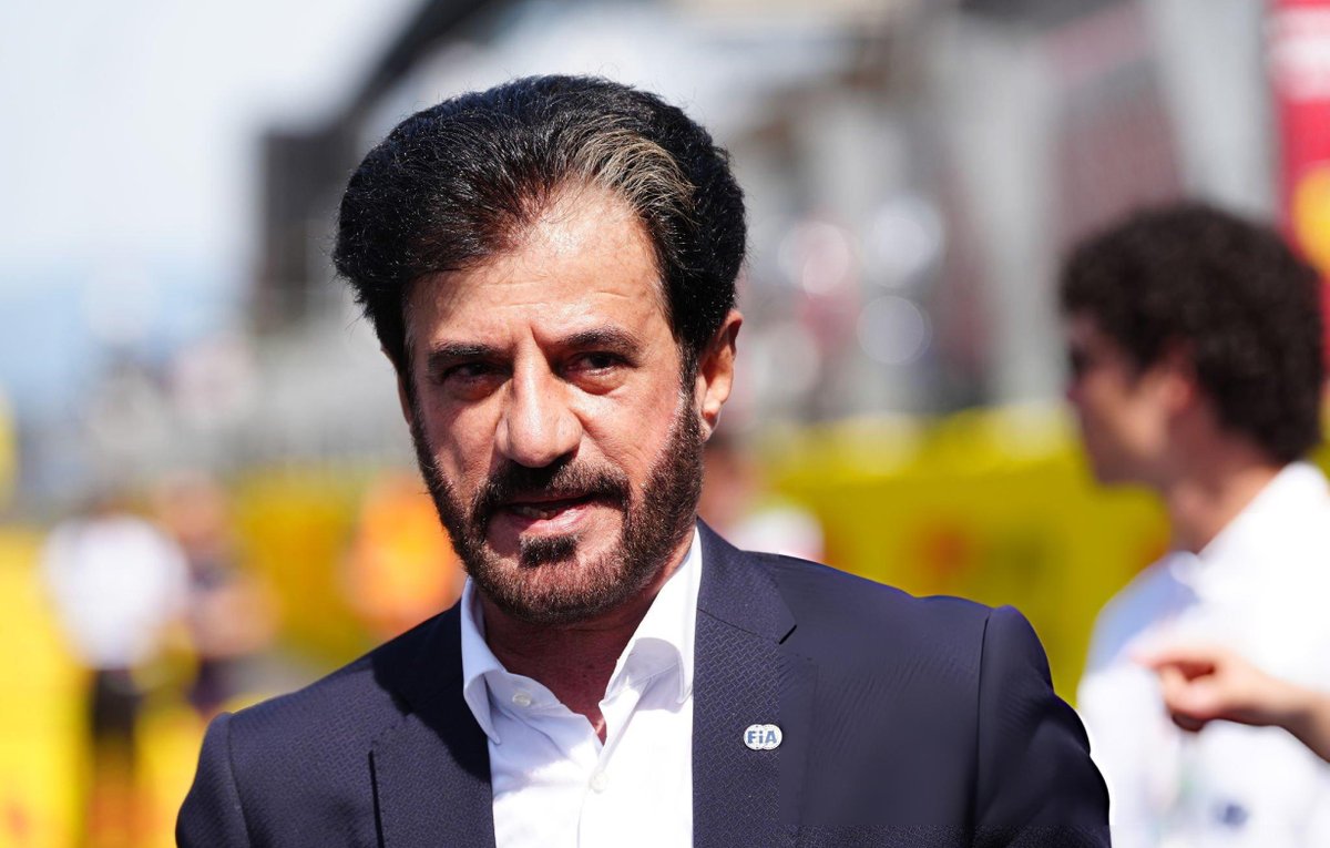 f1speed_indo's tweet photo. Prioritas FIA untuk regulasi mesin 2030/2031:
✅ Kembali ke V8
✅ Murah & sederhana
✅ Sampingkan politik, utamakan faktor olahraga

Presiden FIA, Mohammed ben Sulayem, sudah menegaskan posisinya yang tidak mau lagi menuruti agenda pabrikan dalam pembuatan regulasi selanjutnya.

Langkah itu juga sudah tergambarkan dari FIA yang bisa membujuk pabrikan untuk modifikasi regulasi pada 2027 daripada 2028 seperti keinginan pabrikan.

FIA akan manfaatkan posisi F1 yang sudah sangat kuat secara marketing & independen secara finansial untuk menekan kekuatan politik yang dibawa oleh pabrikan di meja diskusi.

FIA akan membuat situasi di mana pabrikan lebih membutuhkan F1 sebagai wadah untuk ekspansi market yang menguntungkan secara komersial. Itu membuat F1 jadi tidak ketergantungan lagi terhadap status pabrikan yang berpartisipasi.

Mesin murah dinilai merupakan kunci bagi FIA dan F1 untuk melepas ketergantungan tersebut, supaya mereka bisa menarik lebih banyak pabrikan dan tidak takut apabila ada pabrikan besar yang angkat kaki karena tidak cocok dengan regulasi baru nanti.