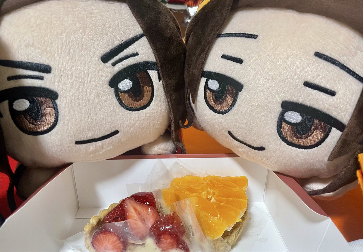 今年はフルーツタルトにした〜🥳 赤とオレンジ！2人の色みで🫶✨