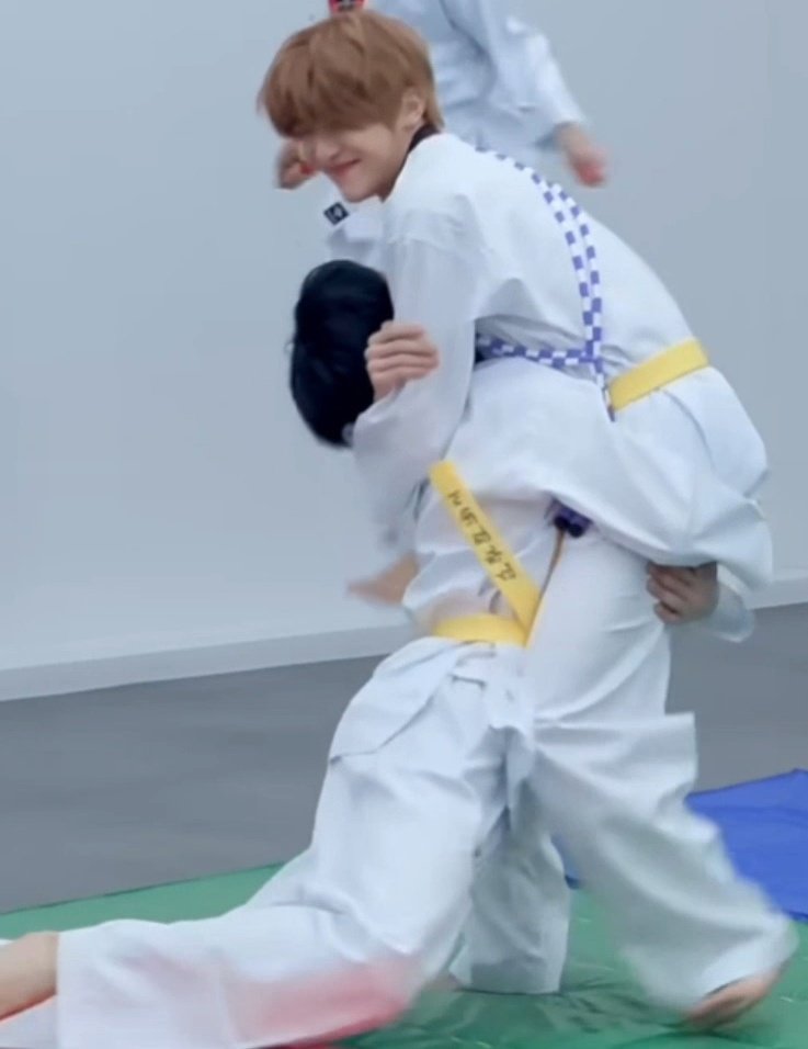 지지 tweet media