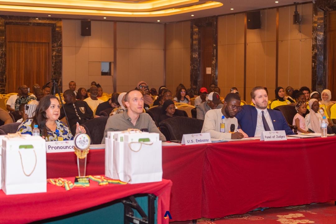 EmbassyConakry's tweet photo. Miguel Boluda, chargé des affaires publiques à l’ambassade des États-Unis, et Stephanie Neidich, membre de la communauté, ont récemment participé à la finale du concours d’orthographe de Guinée (Guinea Spelling Bee) 2026 en tant que juges et prononceurs. En soutenant des initiatives telles que le GSB, l’ambassade des États-Unis poursuit son action en faveur de l’apprentissage de l’anglais par les Guinéens. La maîtrise de l'anglais reste un atout essentiel pour les jeunes Guinéens, leur ouvrant les portes d'opportunités éducatives et professionnelles, notamment dans les établissements d'enseignement supérieur américains et les programmes d'échange.
L'ambassade félicite Mme Tounkara, fondatrice de l'organisation GSB, ainsi que son équipe dévouée pour avoir organisé un événement couronné de succès ! #USenGuinée