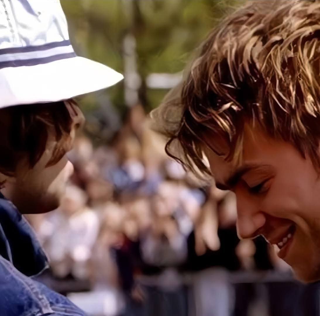 Snow____Angel's tweet photo. 30 years ago today π₯° To this day, still the only football match I've ever willingly watched! π Pretty certain they always loved each other really π₯Ή #OasisvBlur #SoccerSix #OG #NotAFootballFan #Liam #Damon https://t.co/N1Iig7Ssmx