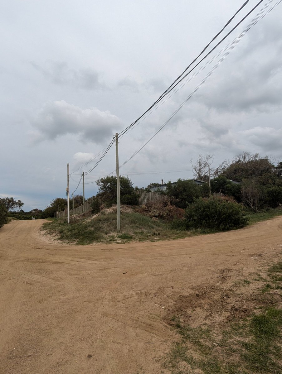 rodolmalon's tweet photo. @IdCanelones @AntelDeTodos quieren por favor hacer las cosas bien? Uno pone los cables sobre las calles y el otro que con el camión de basura rompe todo. Ya es la 2da vez este año y hace casi 1 semana del reclamo. "Lo estamos analizando" dicen. Cable cortado = técnico, no? https://t.co/0wE0V83kXl