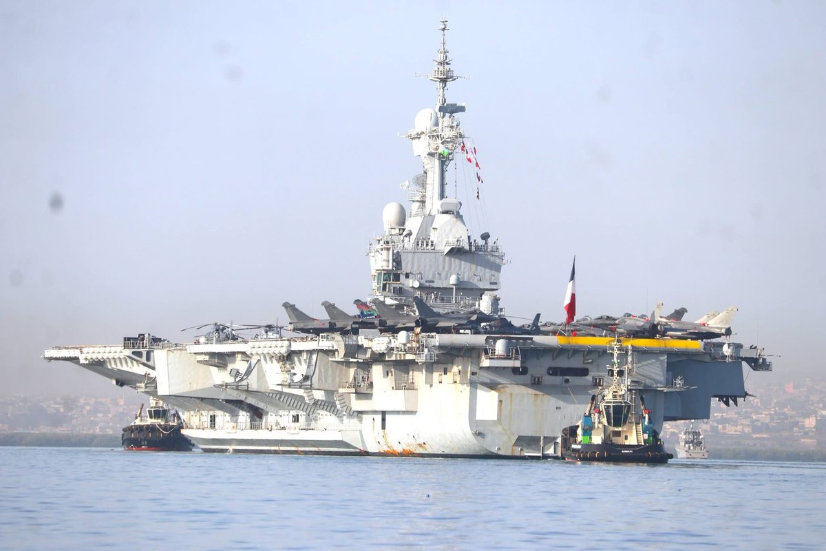 フランス海軍の空母シャルル・ド・ゴールがジブチに入港。