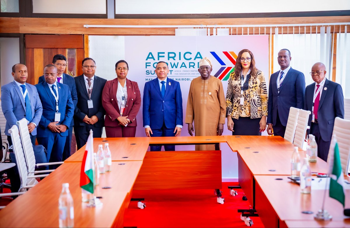 voiceofnigeria's tweet photo. NEWS FLASH:
On the sidelines of the African Forward Summit in Nairobi, President Bola Ahmed Tinubu held a bilateral meeting with President Michael Randrianirina of Madagascar.
#PresidentTinubu #Madagascar #AfricanForwardSummit #Africa #Diplomacy https://t.co/qDIoyguru1