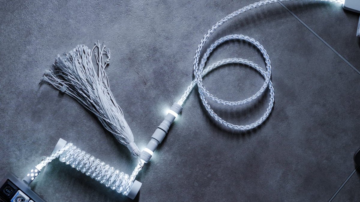 hypeshop_jp's tweet photo. ［Restock］
── UNKNOWN ERROR 
        Keyboards Coiled Cable D20 cool white ──

｜ホワイトデザインの高級感あるコイルケーブル
｜洗練されたホワイトが、あらゆるカスタムキーボードと美しく調和
｜8000Hzポーリングレート対応

Price
¥12,500

Page ▼
https://t.co/MR0HLuY0YM

#HYPESHOP https://t.co/j4gqRUfXJB
