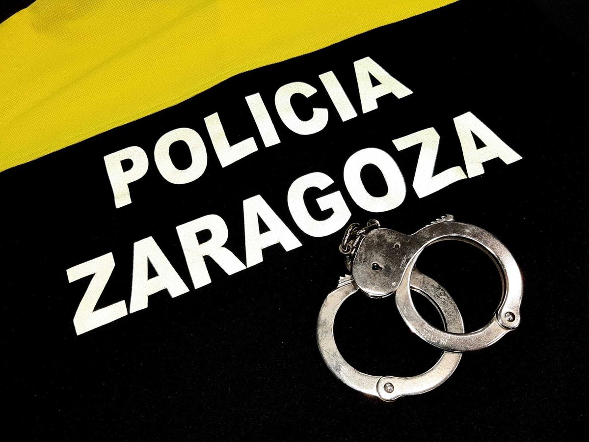 policiazaragoza's tweet photo. 👮♀️ Este pasado sábado, agentes de #SectorCentro detuvieron a un conductor de 55 años sobre el que le constaba una requisitoria judicial de búsqueda, detención y presentación en vigor:
➡️ Fue interceptado tras circular con su turismo remontando una acera.
➡️ Durante la identificación exhibió un documento presuntamente falso.
➡️ Presentaba un fuerte olor a alcohol.
➡️ Además, carecía de autorización para conducir, por lo que se le investiga por un delito contra la seguridad Vial
🚔 24/7 #ATuServicio
🚫 Al volante #ToleranciaCero