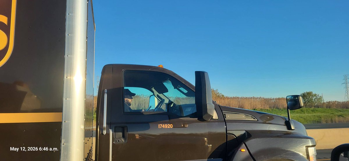 Littletink67's tweet photo. @UPS_Canada, you let your drivers play on their phones while driving https://t.co/VwZH8F1DY6