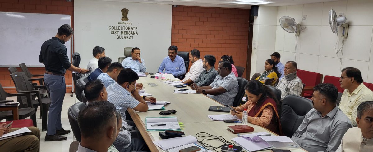 CollectorMeh's tweet photo. જિલ્લાની મહેસુલી કામગીરીની સમીક્ષા અર્થે જિલ્લાના મહેસુલી અધિકારીશ્રીઓ સાથે સમીક્ષા બેઠક યોજવામાં આવી. બેઠક દરમિયાન વિવિધ પડતર કામગીરીની વિસ્તૃત સમીક્ષા કરી તમામ કામગીરી નિયત સમયમર્યાદામાં પૂર્ણ થાય તે માટે સંબંધિત અધિકારીશ્રીઓને જરૂરી સૂચનાઓ આપવામાં આવી.
@CMOGuj @revenuegujarat https://t.co/XgvHOJYOZe
