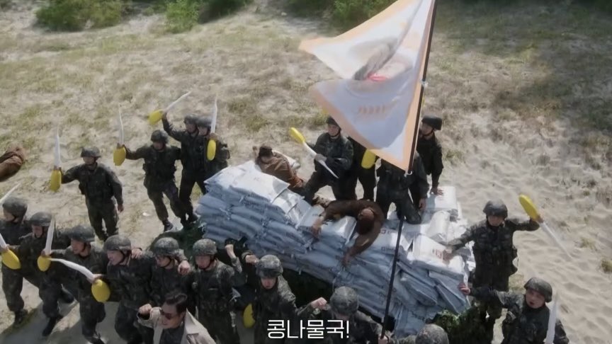 맛없는 쏘야 먹고 소세지로 공격 받아서 지고
맛있는 콩나물국 먹고 콩나물총으로 이기고

취사병 연출 ㅈㄴ 또라이인데 그래서 더 웃김
