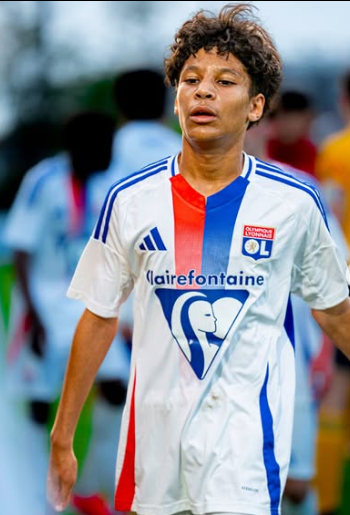 Trois #OL, Ali Bounia, Eden Salai 📷et le gardien Gaby Nil figurent parmi les 5 de la Ligue AURA et les 72 joueurs retenus pour le traditionnel rassemblement national U15 (2011) filtrés après les inter-ligues, regroupés à Clairefontaine du 28 au 31/05
<a href="/OL__Plus/">OL+</a>