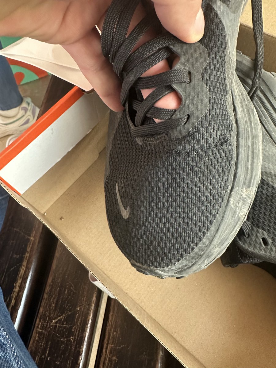 DelisinnDediler's tweet photo. @Nike @NikeTR @umitnazliboyner @boyneronline 3 ayda kendinizden soğuttunuz, kapınızdan geçmeyeceğiz artık tüketici olarak mağduruz, herkes görsün bunları. Malının arkasında durmayan ve sorunu çözemeyen topluluklar, tüketici hakemi yolu göründü. 3 ay bile olmamış 3 ay @NikeTR https://t.co/Ro33XOM6tZ