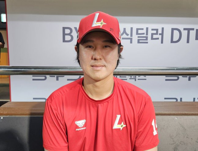 최정은 “건강한데 홈런 10개도 못 친다는 건 제 기량이 많이 떨어졌다고 판단하는 것”이라며 “목표를 두 자릿수 홈런으로 잡고 있다”고 설명했다. 
이어 “21시즌이라는 건 건강하게 21년을 쳤다는 의미로 생각한다. 
은퇴할 때까지 홈런을 치면서 나아가는 게 (현시점) 유일한 목표”라고 덧붙였다.