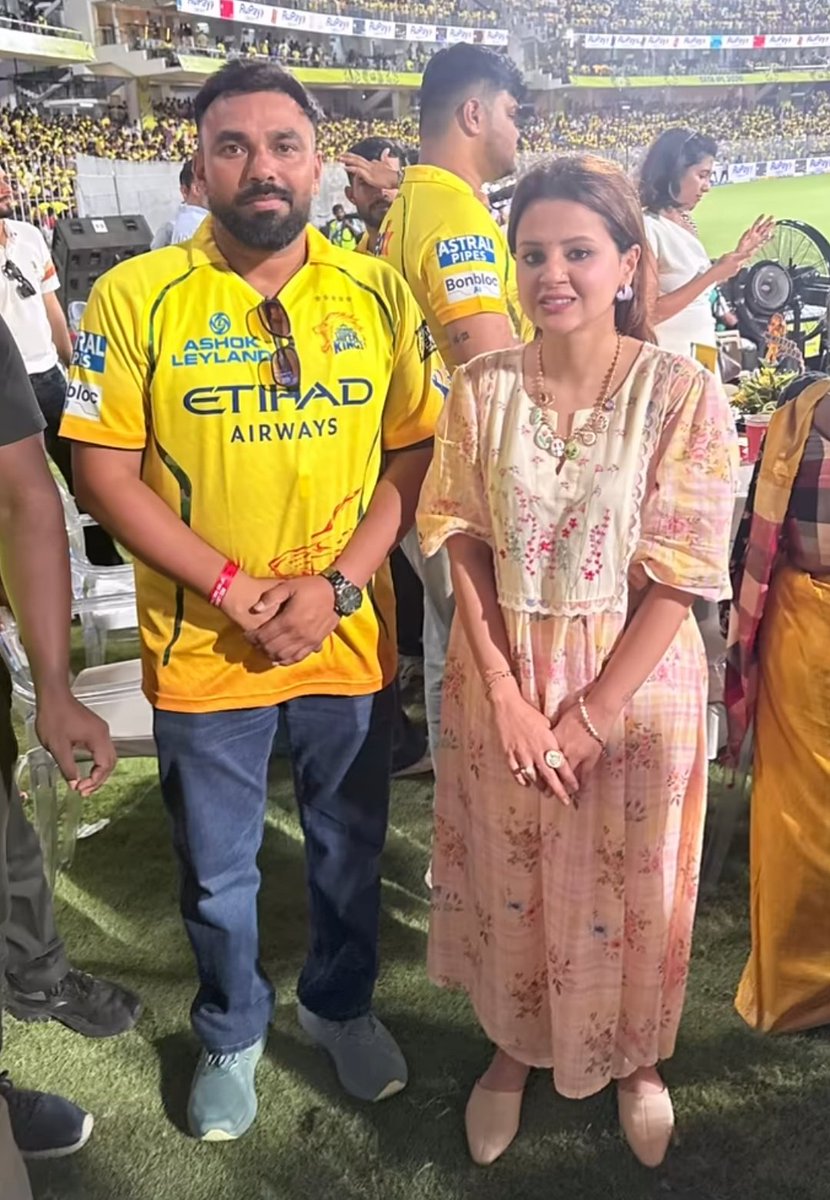 Sakshi serving fan moments meanwhile her husband... idk what he's doing!😭