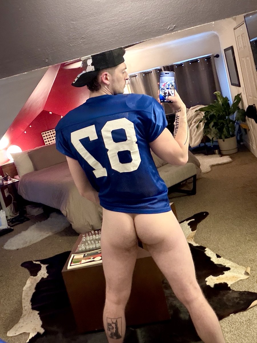 ChristianRyderX's tweet photo. I don’t get it, Coach said this equipment was mandatory, but I’m the only one on the team wearing it? https://t.co/oxONE9QFKh
