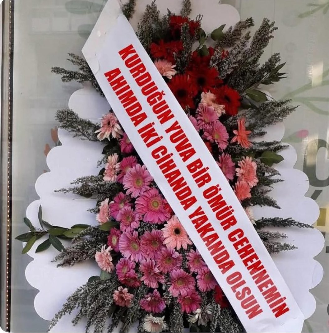 instanazilli's tweet photo. Aydın’da aldatılan bir kız, eski sevgilisinin düğününe çiçek gönderdi. https://t.co/k4qx5x9Sk6