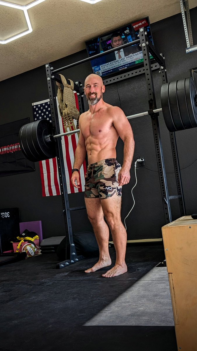 JustinInATX's tweet photo. You don't out-train a bad diet.

You also don't out-diet a sedentary life.

The guys getting older without falling apart aren't doing anything special. They're just doing both, every week, for 20 years.

Compound interest works on bodies too. I am proof. https://t.co/dblUCiKTaj