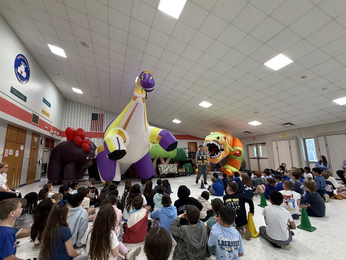 SCSD_MTP's tweet photo. Bob “Dinoman” Lisaius visits 2nd grade. Students had a blast &amp; many laughs taking a trip throughout the Mesozoic Era learning about dinosaurs, their behaviors &amp; fossils. After the show, fossils were passed around for students to examine and ask questions. @SmithtownCSD @SCSD_MTP https://t.co/e9voOLArXh