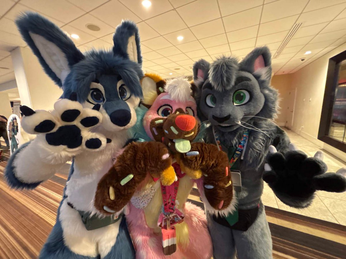 prawnzo_'s tweet photo. Why are my suit siblings so adorable 🥹 https://t.co/VIzgzEMSIa