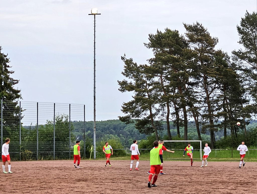 TaiGinseng's tweet photo. Rot-Weiß #Queckenberg - Rot-Weiß #Röttgen, 39 handgezählte Zu., Komplettierung der #Kreisliga D3 #Bonn.🏆
Ich danke allen, die mich auf diesem Weg begleitet haben. Ohne Euch wäre das alles nicht möglich gewesen. Solche Momente erlebt man in seiner Karriere selten. #Groundhopping https://t.co/ajfj3R17Xl