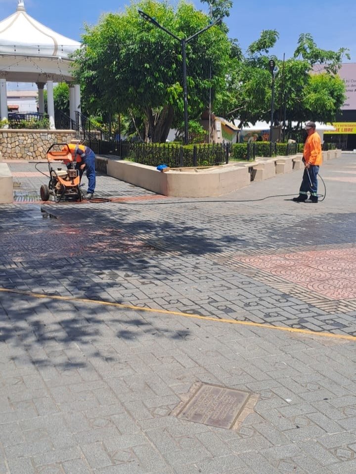 jchuertasolis's tweet photo. Cuadrillas municipales realizaron trabajos de lavado profundo y embellecimiento en áreas del Parque Unión, contribuyendo a mantener entornos más limpios, seguros y agradables para residentes y visitantes. https://t.co/mptTQxUOIN