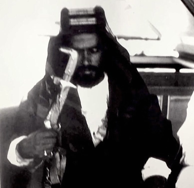 Hmd_Almarar's tweet photo. الشيخ ذياب بن خليفة بن شخبوط آل نهيّان
الشقيق الأوحد للشيخ زايد الأول

عاش طفولته في الشارقة مع أخيه الشيخ زايد ، كان ينوب عن أخيه في حِكم أبوظبي منذ 1856م ، و يقود الجيش والفرسان بنفسه في بعض المعارك والمهام وعُرف أيضًا بشجاعته وفروسيته ، والدته الشيخة موزة بنت سيف آل سالمين السويدي

تزوج من الشيخة ميثا بنت هويدن الكتبي وأنجبت له ؛ أحمد ، محمد ، سلطان ، اليازية ، عوشة ، آمنة

📷 1866م على نفس السفينة .. من مكتبة الشيخ سلطان القاسمي
