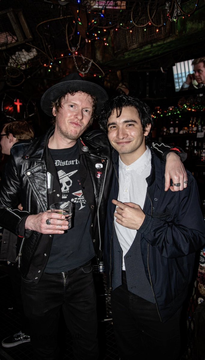 Sum41Brasil's tweet photo. Cone e Ian D'Sa (Billy Talent) com alguns fãs e outros artistas da cena do Canadá na festa do evento do Departure Fetival 2026 em Toronto. https://t.co/ChjktTXg4X