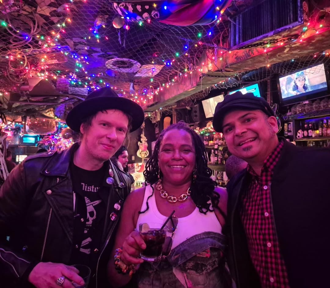 Sum41Brasil's tweet photo. Cone e Ian D'Sa (Billy Talent) com alguns fãs e outros artistas da cena do Canadá na festa do evento do Departure Fetival 2026 em Toronto. https://t.co/ChjktTXg4X