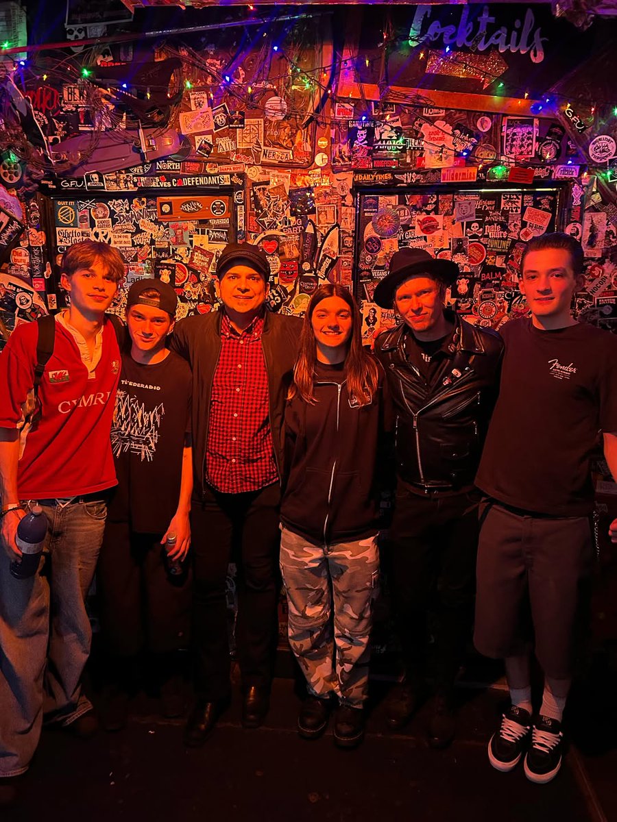 Sum41Brasil's tweet photo. Cone e Ian D'Sa (Billy Talent) com alguns fãs e outros artistas da cena do Canadá na festa do evento do Departure Fetival 2026 em Toronto. https://t.co/ChjktTXg4X